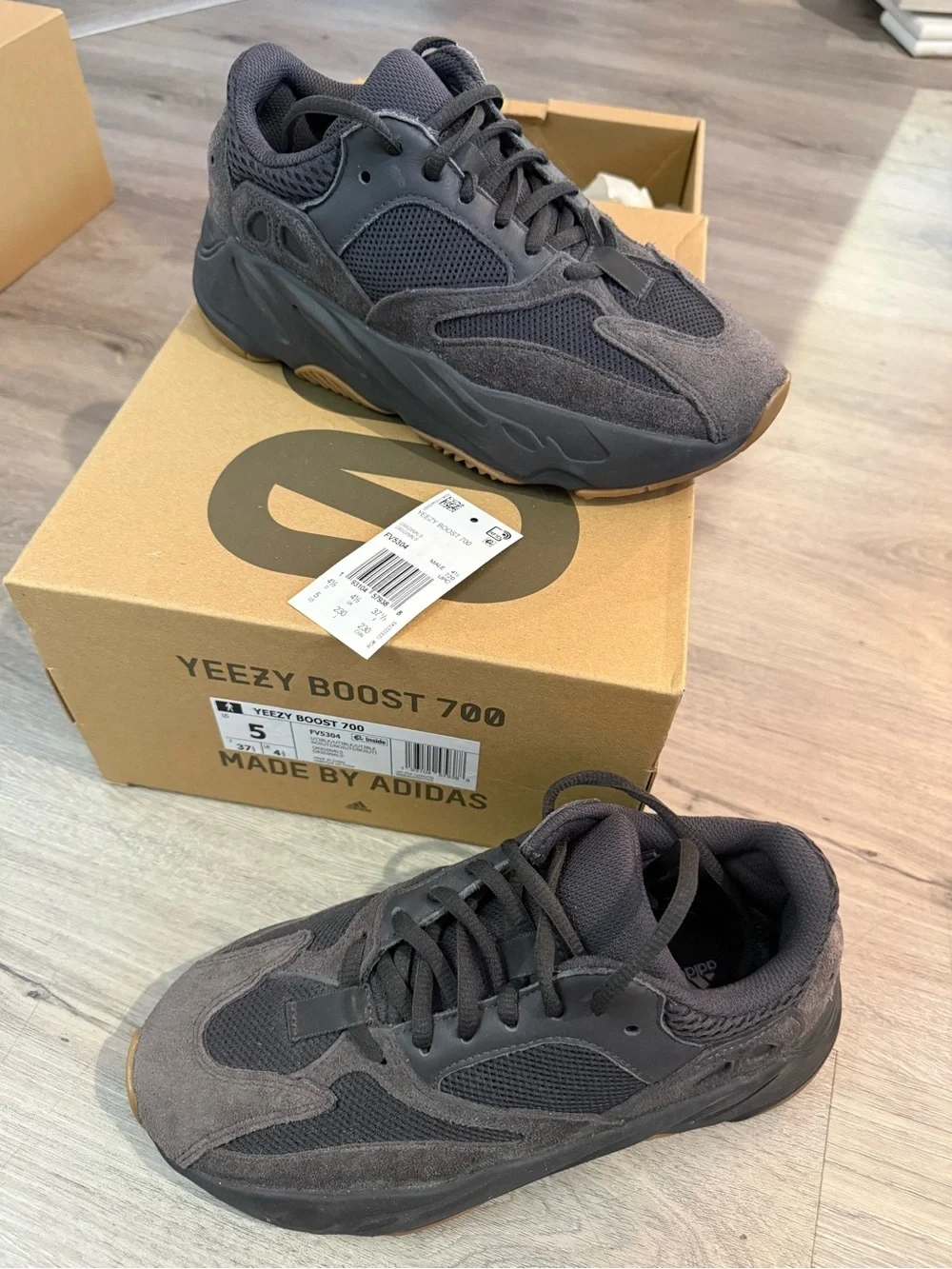 YEEZY BOOST 700 - utility black
